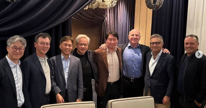 젠슨 황 엔비디아 최고경영자(CEO·왼쪽 넷째)와 최태원 SK그룹 회장(다섯째) 및 양사 경영진이 지난 1일(현지시간) 회동 후 기념촬영