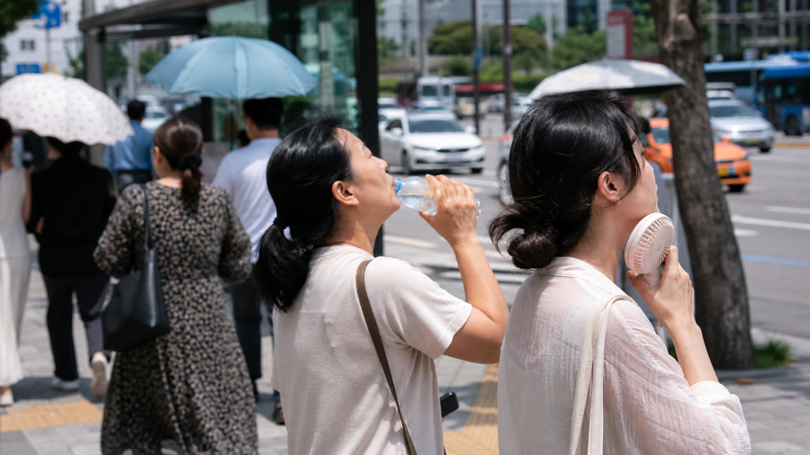 7월 11일 폭염 속 외출 준비 장면