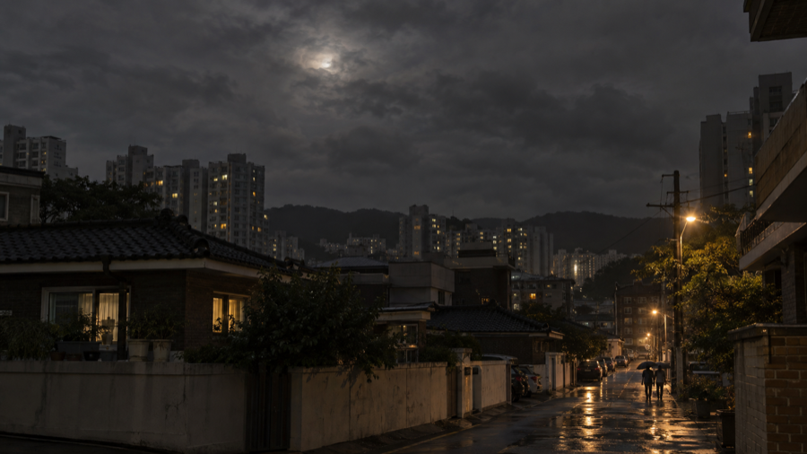 추석 밤 구름에 가려진 보름달과 아파트 단지