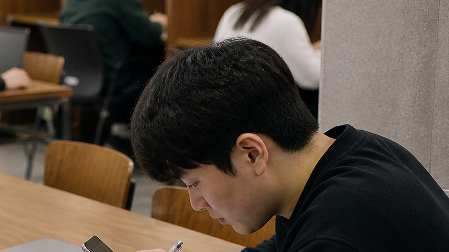 경기청년 역량강화 신청 일정을 확인하는 청년